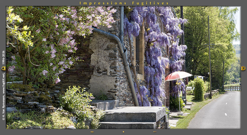 [un instant]
